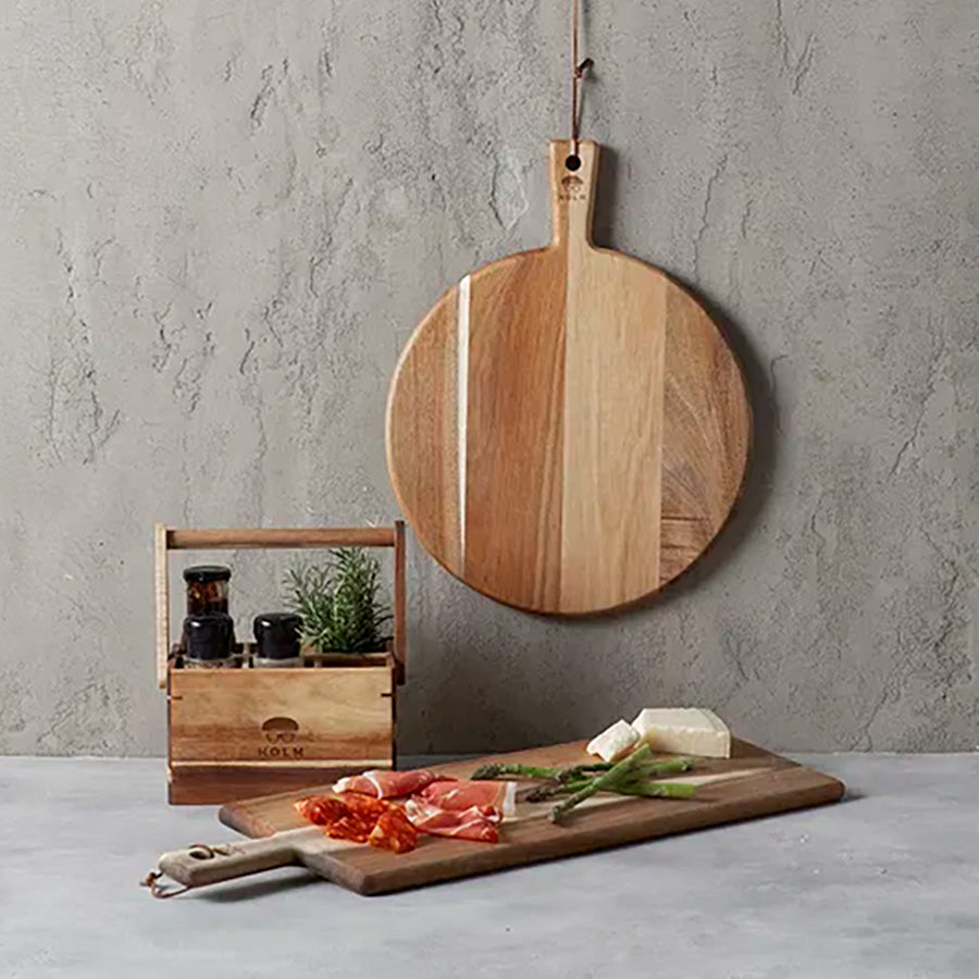 Serveringsbrett i akasietre med tilbehør, perfekt for tapas og antipasti i et moderne kjøkken.