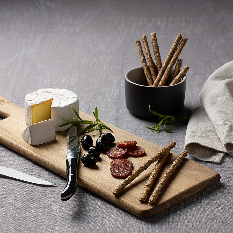 Serveringsbrett med ost, chorizo, oliven og snacks, ideelt for tapas og antipasti.