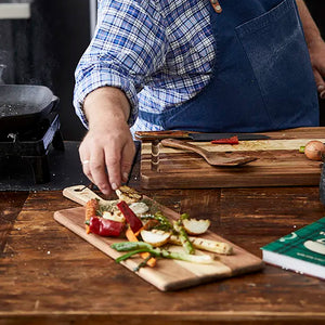 Serveringsbrett fylt med grillet grønnsaker, fremstilt i naturlig akasietre, perfekt for servering.