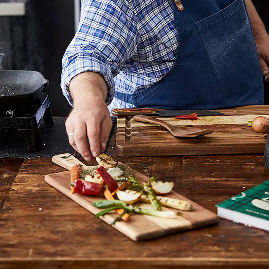 Serveringsbrett fylt med grillet grønnsaker, fremstilt i naturlig akasietre, perfekt for servering.