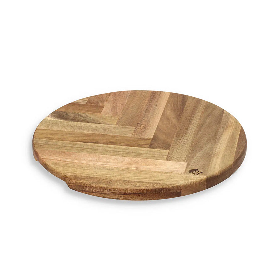 Holm Serveringsbrett Fiskebensmønster 30,5cm Akasie, et stilrent serveringsbrett i FSC®-sertifisert akasietre med unikt fiskebensmønster, perfekt for servering av ulike retter.