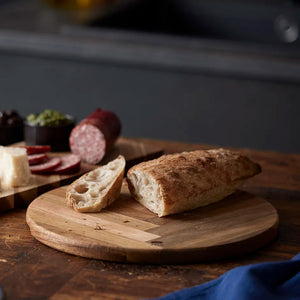 Holm Serveringsbrett Fiskebensmønster 30,5cm Akasie, et vakkert serveringsbrett brukt til å servere brød og pålegg, kombinert med stil og funksjonalitet.