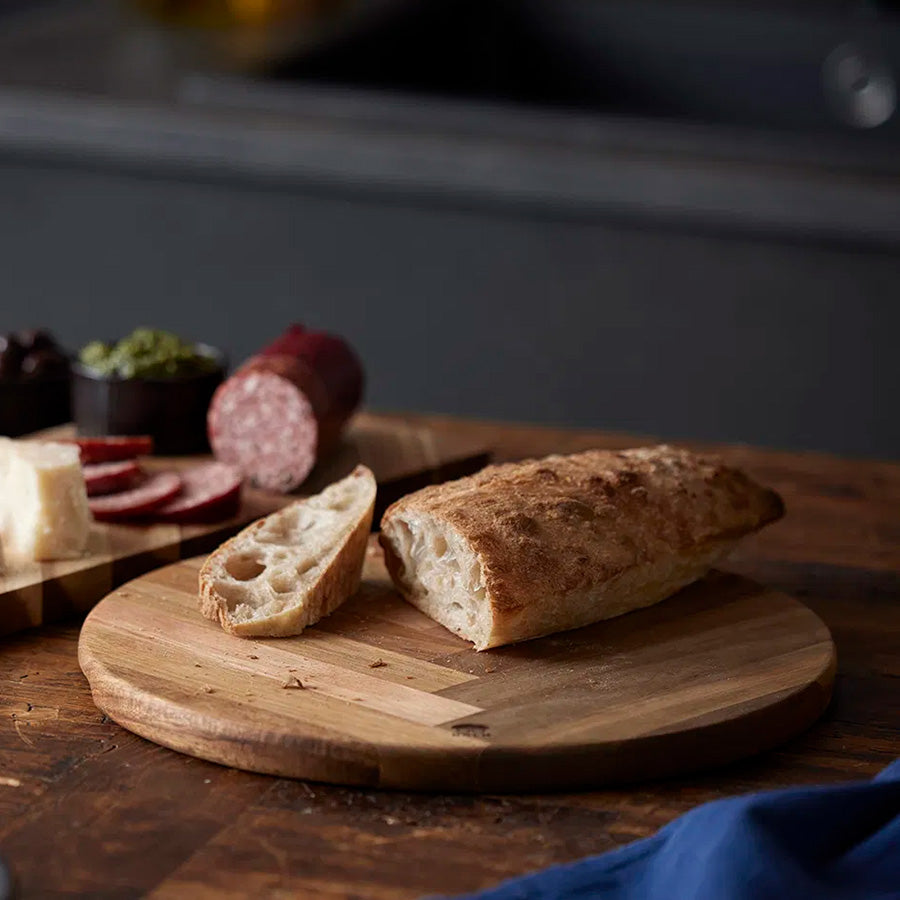 Holm Serveringsbrett Fiskebensmønster 30,5cm Akasie, et vakkert serveringsbrett brukt til å servere brød og pålegg, kombinert med stil og funksjonalitet.