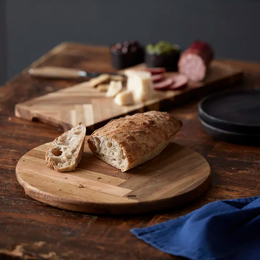 Holm Serveringsbrett Fiskebensmønster 30,5cm Akasie, fungerer som et lekkert serveringsbrett for brød og tapas, ideelt for hverdagsbruk og selskaper.