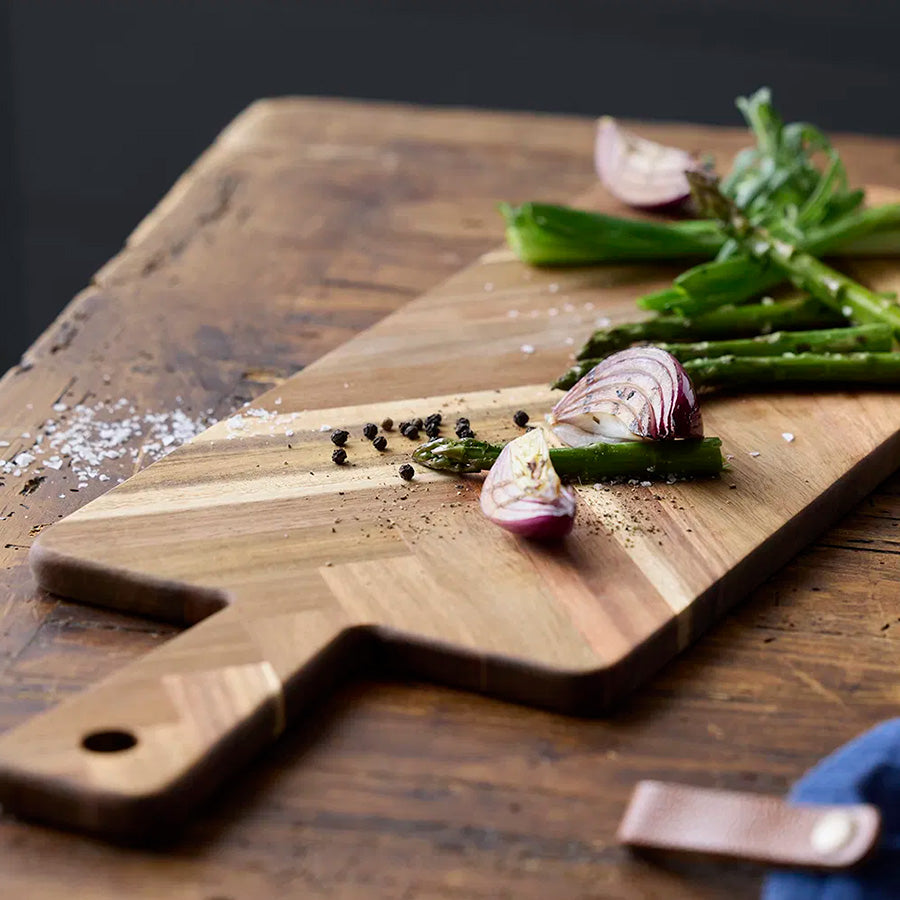 Holm Serveringsbrett Fiksebensmønster 55x20cm Akasie, trefjøl med grønnsaker forberedt for servering, med moderne design.