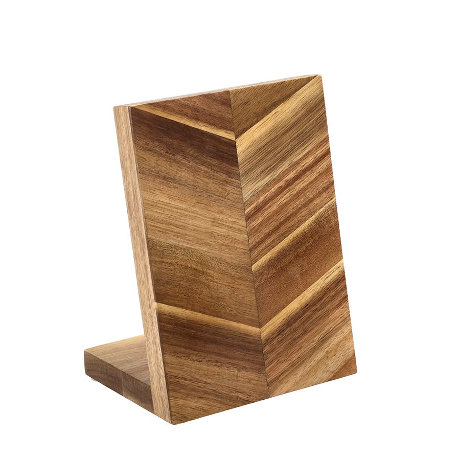 Elegant knivblokk i akasietre med fiskebensmønster, designet for oppbevaring av kjøkkenkniver.