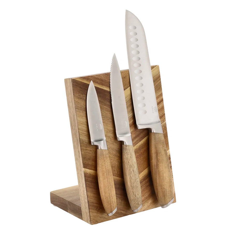 Knivblokk i akasietre med tre forskjellige kjøkkenkniver, ideell for både lagring og dekorasjon.