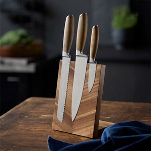 Knivblokk med tre kniver i, laget av akasietre, viser praktisk oppbevaring og stil på kjøkkenet.