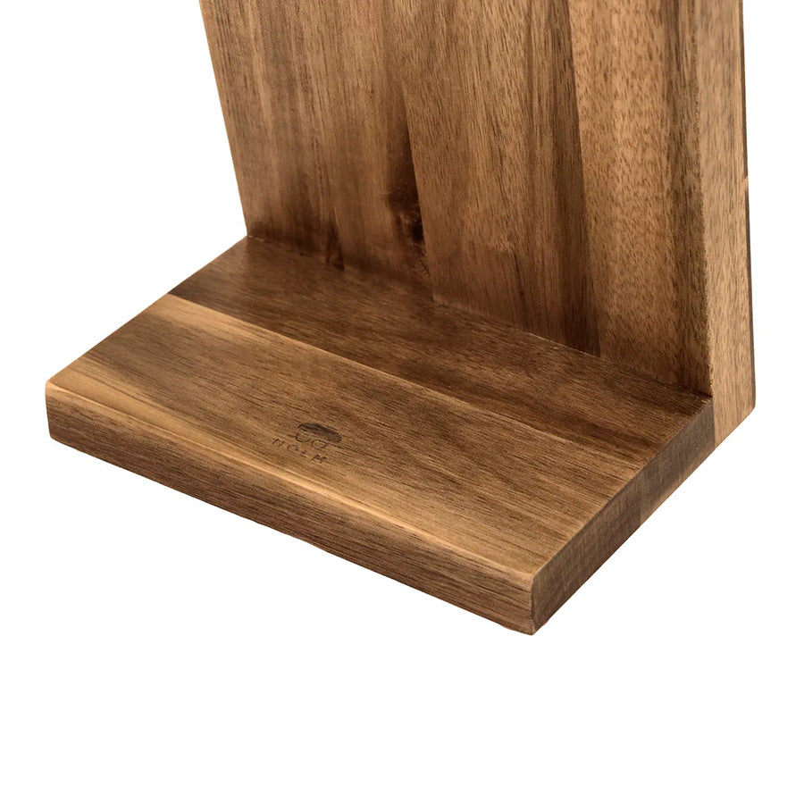 Detaljbilde av bunnen av en knivblokk i akasietre, solid og stabil for sikring av kniver.