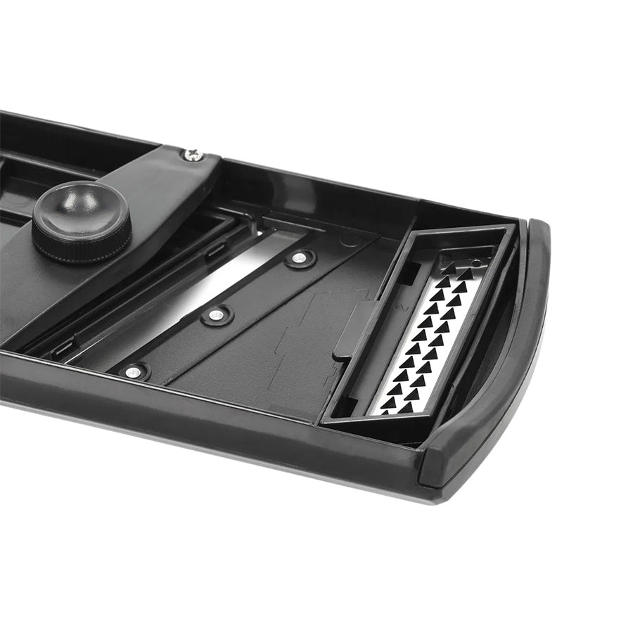 Nærbilde av Holm mandolin med justerbare blader for presise skiver og strimler.