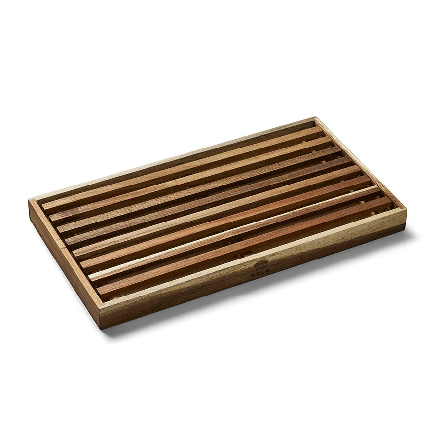 Holm skjærefjøl med integrert smulebrett i FSC®-sertifisert akasietre, 43x23x3,5 cm, designet for effektiv brødskjæring uten søl.