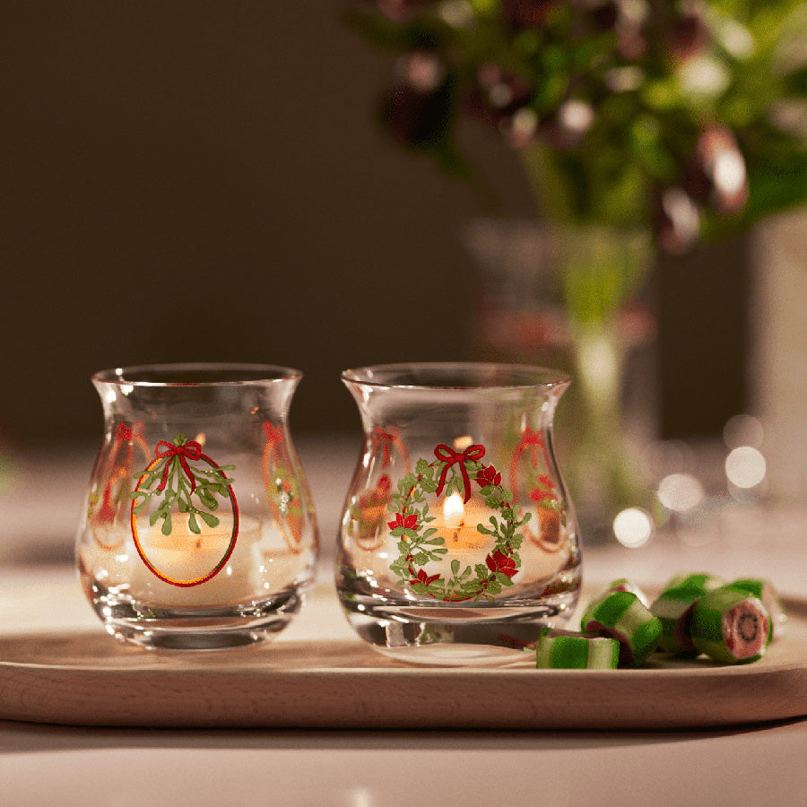 Holmegaard Christmas Julelyslykt 2025, stemningsfylt lyslykter med julemotiv, telys i bruk, inspirert av dansk juletradisjon.