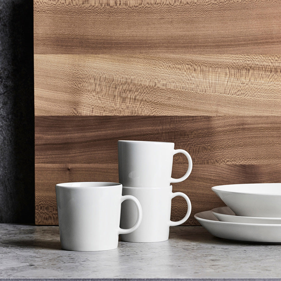 Stablede Iittala Teema krus i hvit på en kjøkkenbenk i moderne stil, ideelt for servering.