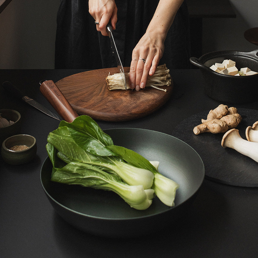 Forberedelse av friske ingredienser til matlaging med Antei Kazan wokpanner, inkludert grønnsaker og ingefær.