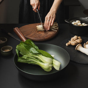 Forberedelse av friske ingredienser til matlaging med Antei Kazan wokpanner, inkludert grønnsaker og ingefær.