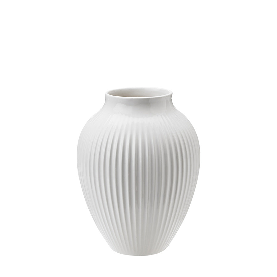 Knabstrup keramik vase i hvit med riflede detaljer, 12,5 cm høyde, perfekt som interiørdekorasjon.