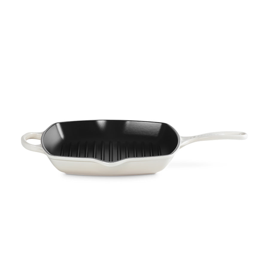 Le Creuset grillpanne i støpejern, med en praktisk helletut og moderne design, ideell for allsidig matlaging.