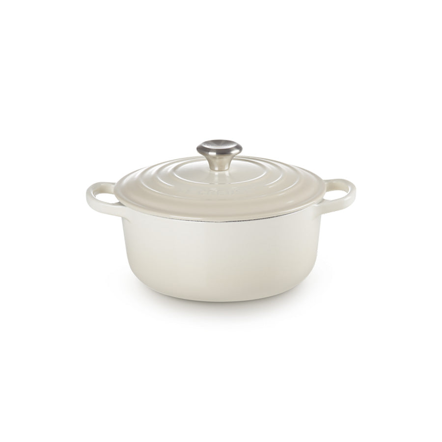 Le Creuset støpejernsgryte i meringue med lokk og to håndtak, perfekt for matlaging.