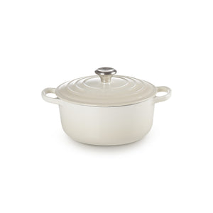 Le Creuset støpejernsgryte i meringue med lokk og to håndtak, perfekt for matlaging.