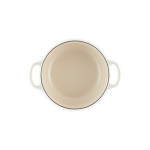 Bunnvisning av Le Creuset støpejernsgryte i meringue, viser det tidløse designet og den glatte emaljerte overflaten.