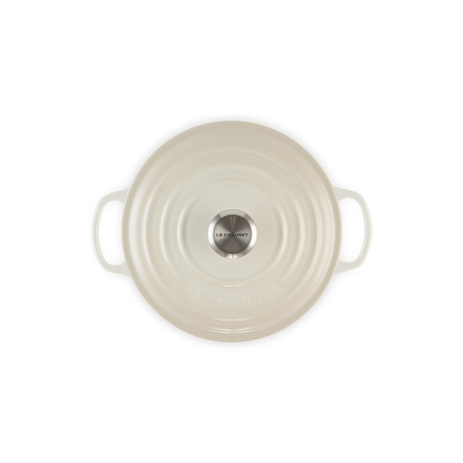 Oversikt over lokket til Le Creuset støpejernsgryte, med metalldeksel og velkjent logo.
