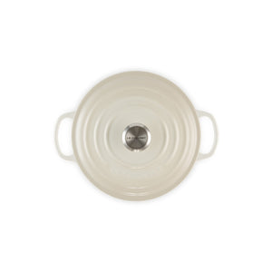 Oversikt over lokket til Le Creuset støpejernsgryte, med metalldeksel og velkjent logo.