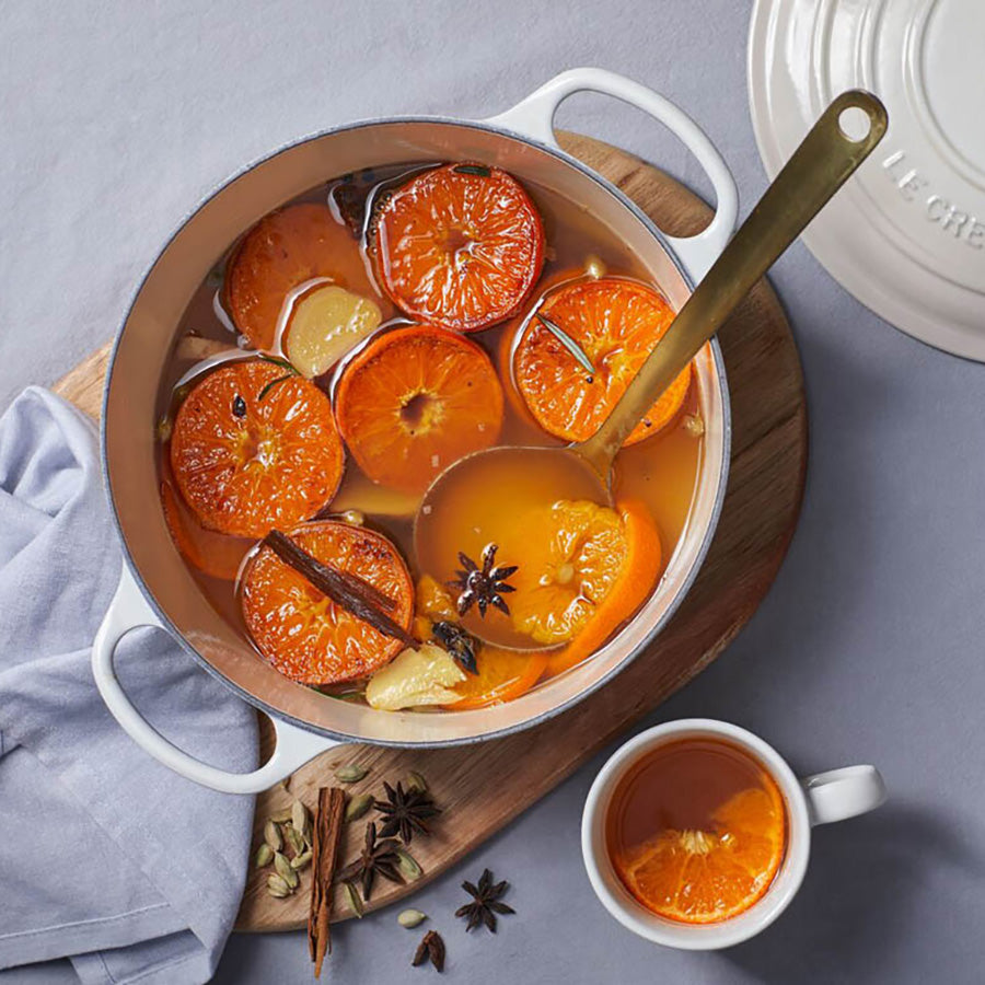 Fargerik fruktinfusjon i Le Creuset støpejernsgryte, med appelsiner og krydder, viser allsidigheten til gryten.
