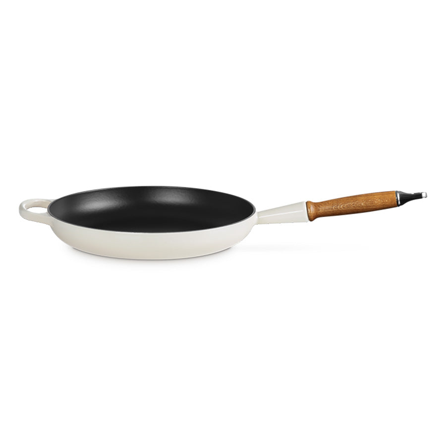 Le Creuset støpejernspanne med trehåndtak, 28 cm, Meringue, sett ovenfra.
