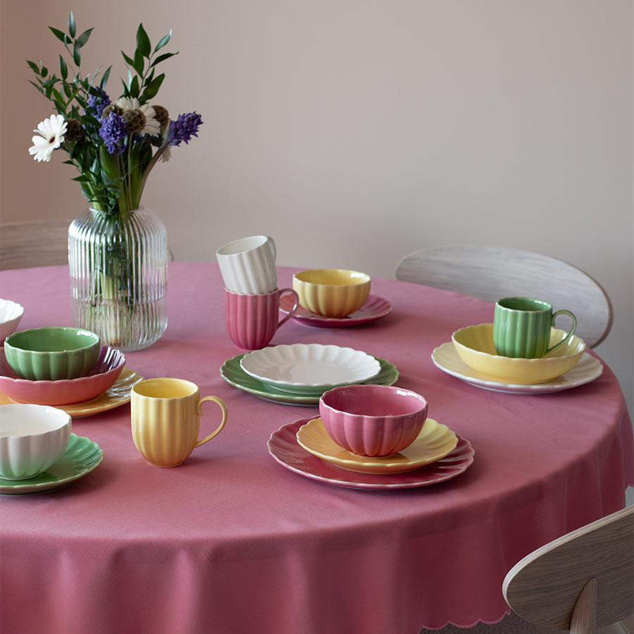 Frokostservise fra Nova Lilly i variert fargepalett til 2 personer, inkludert flere krus, boller og asjetter. Visuelt inspirerende borddekking med moderne stil.