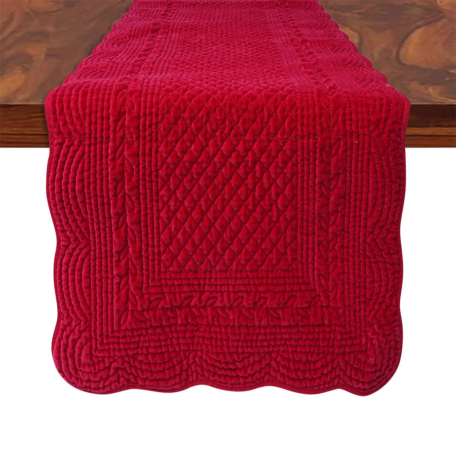 Rød Lino løper i velour på spisebord, med dekorativ quiltet struktur og elegant bølgekant