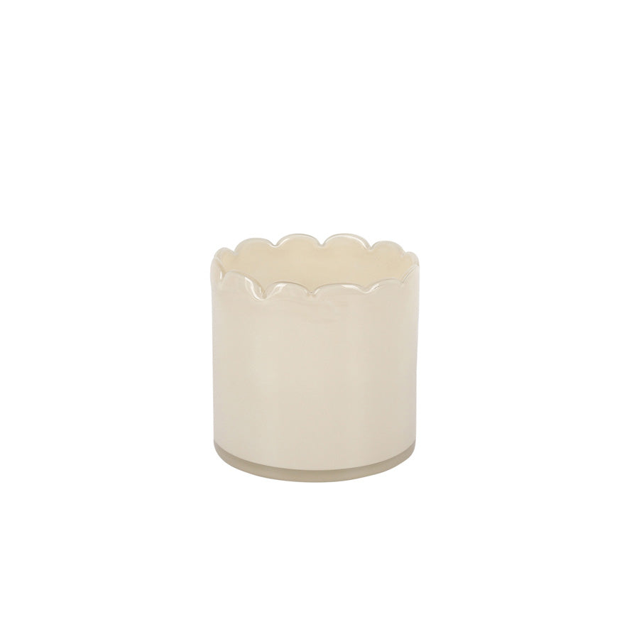 Elegant kremfarget telysholder med bølgete kant, perfekt for små telys og gir et dempet lys.