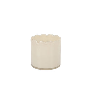 Elegant kremfarget telysholder med bølgete kant, perfekt for små telys og gir et dempet lys.