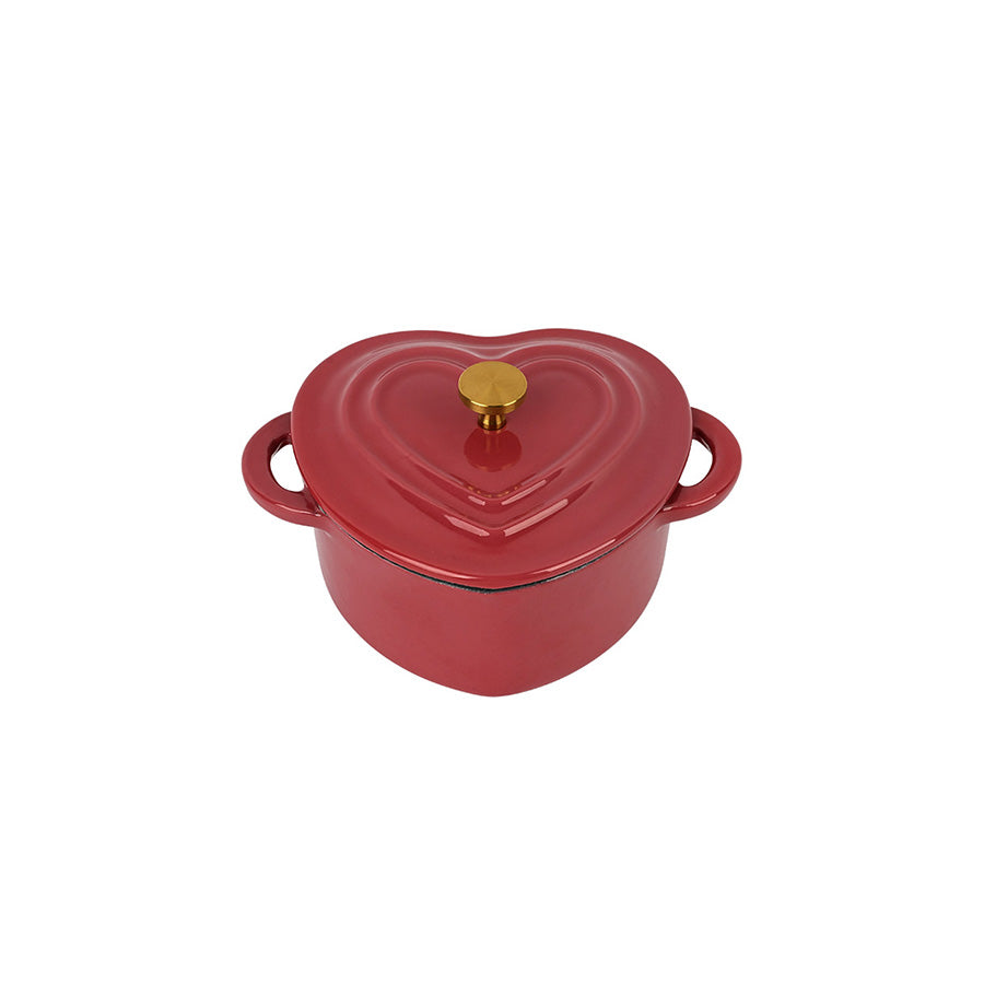 Støpejernsform i hjerteform i bringebær-rød farge med en dekorativ gullknott, perfekt for porsjonsservering.