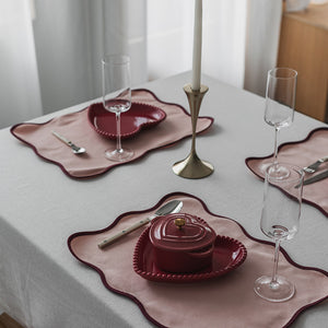 Elegant dekket bord med hjerteformede hjertetallerken i bringebærrød, skapt for romantiske anledninger og spesielle feiringer.