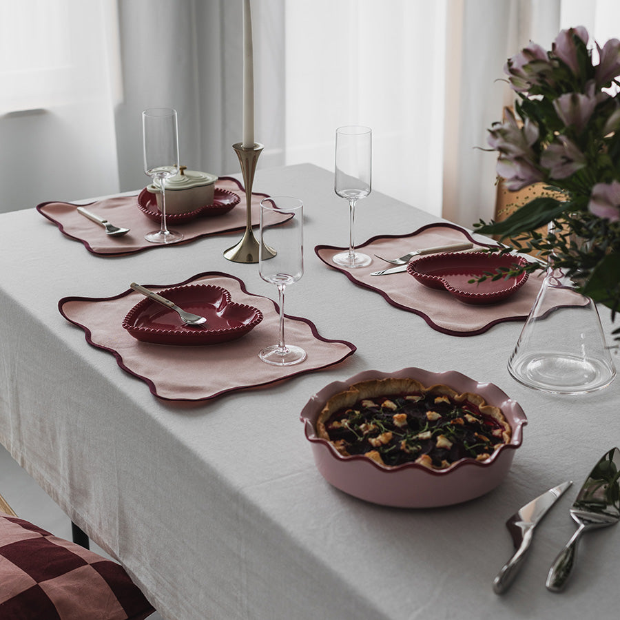 Season Love Collection ildfast form Rund 28cm 2,4L Rosa på dekket bord, ideell til servering av ovnsretter og salater.