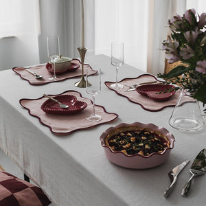 Season Love Collection ildfast form Rund 28cm 2,4L Rosa på dekket bord, ideell til servering av ovnsretter og salater.