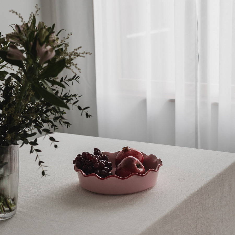 Season Love Collection ildfast form Rund 28cm 2,4L Rosa brukt som fruktskål, vakkert design med bølgekant.