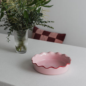 Season Love Collection ildfast form Rund 28cm 2,4L Rosa plassert på bordet, perfekt til servering eller som dekor.