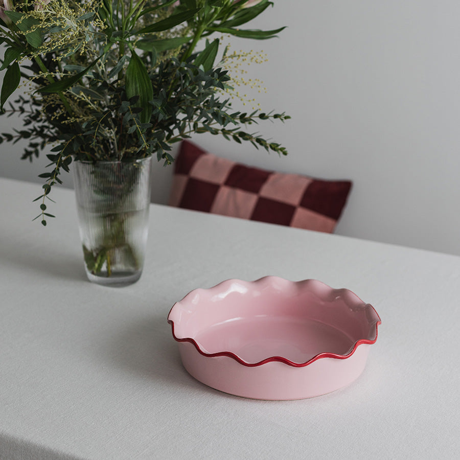 Season Love Collection ildfast form Rund 28cm 2,4L Rosa plassert på bordet, perfekt til servering eller som dekor.