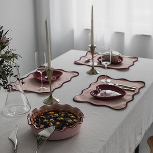 Season Love Collection ildfast form Rund 28cm 2,4L Rosa på et borddekk med stearinlys og dekorative elementer.