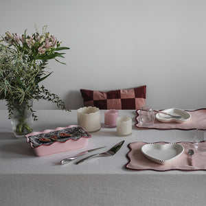 Details of Seasons Love Collection ildfast form rektangulær 29x19cm 2L rosa på dekket bord med blomster og dekorative elementer.