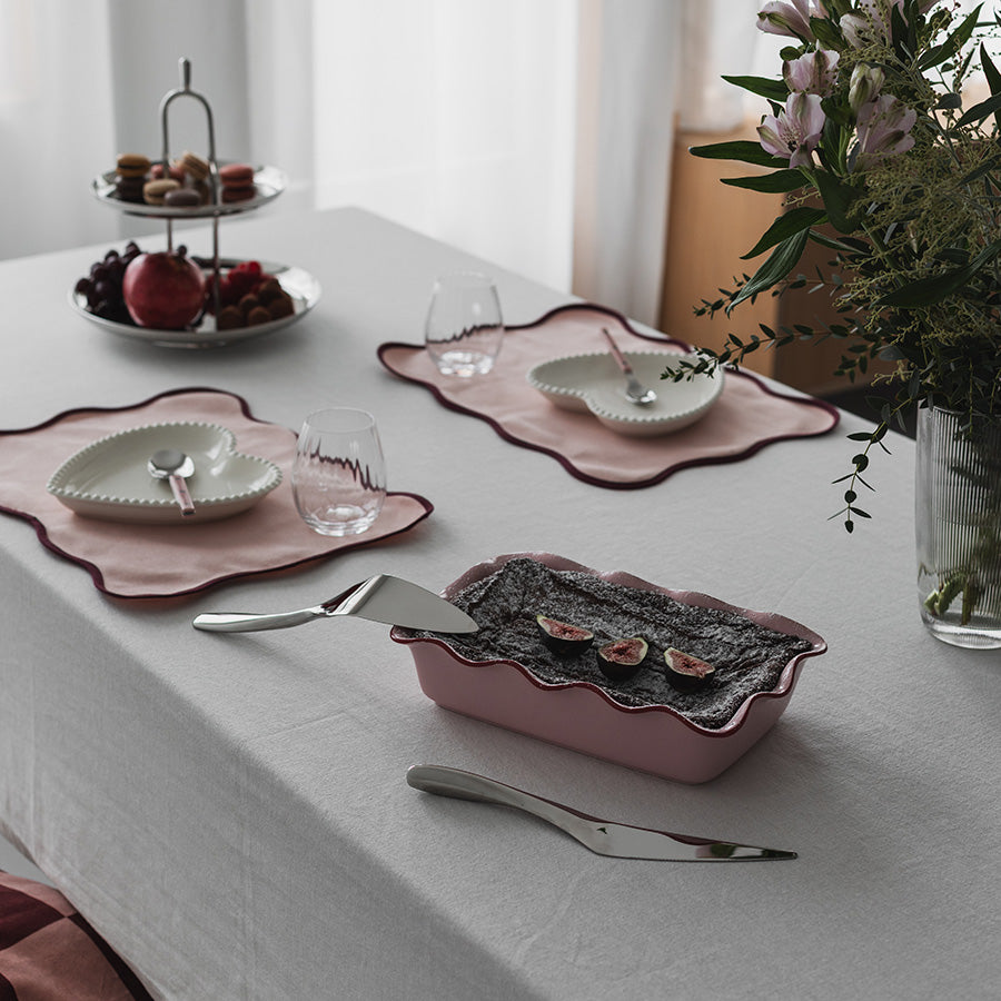 Seasons Love Collection ildfast form rektangulær 29x19cm 2L rosa servert på spisebord med dessert og dekorasjon.