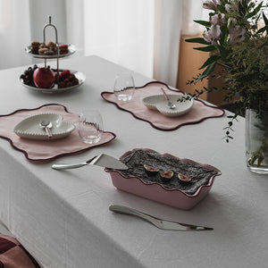 Seasons Love Collection ildfast form rektangulær 29x19cm 2L rosa servert på spisebord med dessert og dekorasjon.