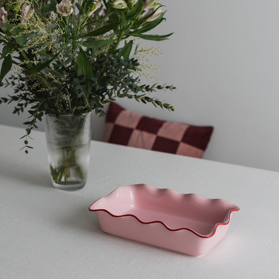 Seasons Love Collection ildfast form rektangulær 29x19cm 2L rosa plassert på bord med blomster som bakgrunn.