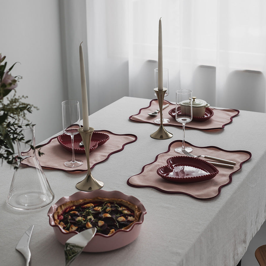 Seasons love Collection Tallerken Hjerte Bringebær Rød 20cm - Hjerteformet tallerken dekorativt plassert på et festlig bord med lys og servise.