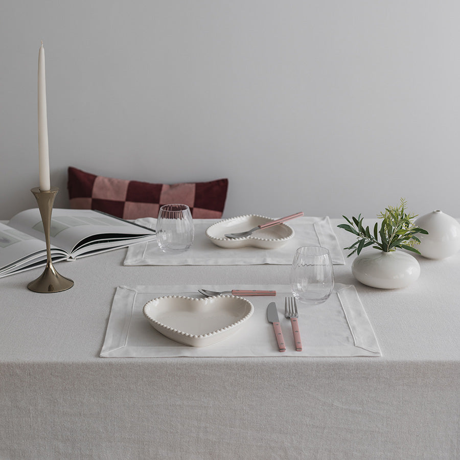 Seasons Love Collection Tallerken Hjerte Krem 20cm, presentert på bord med elegant bordsetting, ideell for romantiske anledninger.