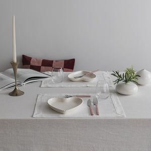 Seasons Love Collection Tallerken Hjerte Krem 20cm, presentert på bord med elegant bordsetting, ideell for romantiske anledninger.