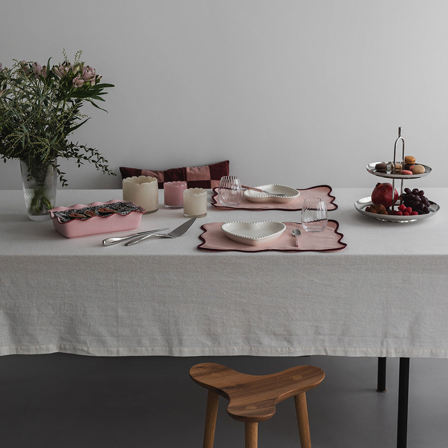 Seasons Love Collection Tallerken Hjerte Krem 20cm, vakkert dekket bord med tallerken, glass og lysdekoration.