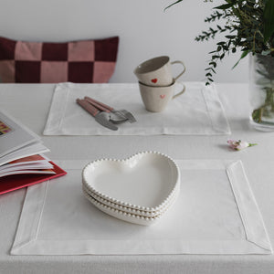 Seasons Love Collection Tallerken Hjerte Krem 20cm, stablet med andre hjerteformede tallerkener, perfekt som gave eller til småretter.