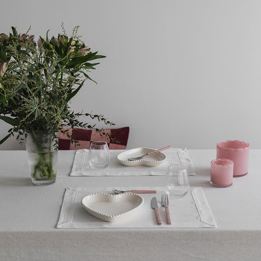 Seasons Love Collection Tallerken Hjerte Krem 20cm, dekorerte bordsetting med stilige blomster og lys, ideell for spesielle måltider.